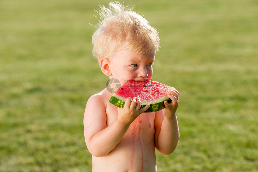 户外幼儿的肖像农村场景,岁的小男孩花园里吃西瓜片快乐孩子肮脏凌乱的脸图片