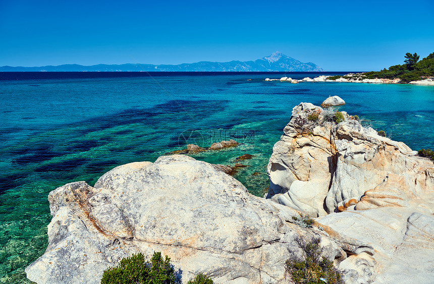 美丽的岩石海岸绿松石海水景观,西索尼亚,希腊图片