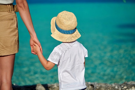 三岁的蹒跚学步的男孩海滩上牵着母亲的手马尔代夫的暑假家庭假期图片