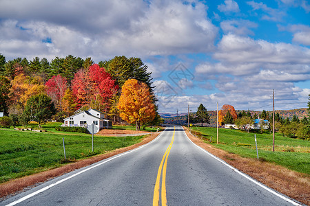 美国新罕布什尔州阳光明媚的秋天的高速公路高清图片