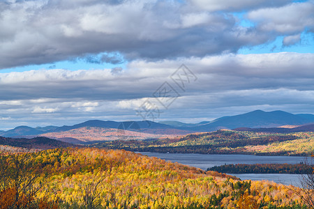 莫塞洛克姆贡蒂克湖秋季景观高度的土地观点,缅因州,美国图片