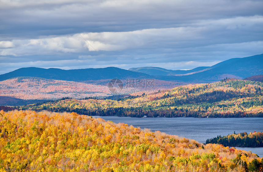 莫塞洛克姆贡蒂克湖秋季景观高度的土地观点,缅因州,美国图片