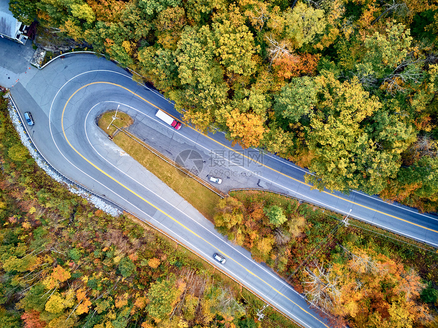 风景优美的莫霍克小径公路发夹弯秋天,马萨诸塞州,美国落新英格兰空中无人机图片