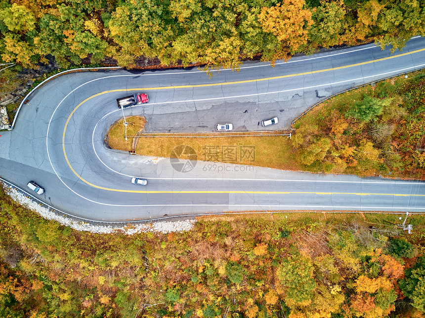 风景优美的莫霍克小径公路发夹弯秋天,马萨诸塞州,美国落新英格兰空中无人机图片