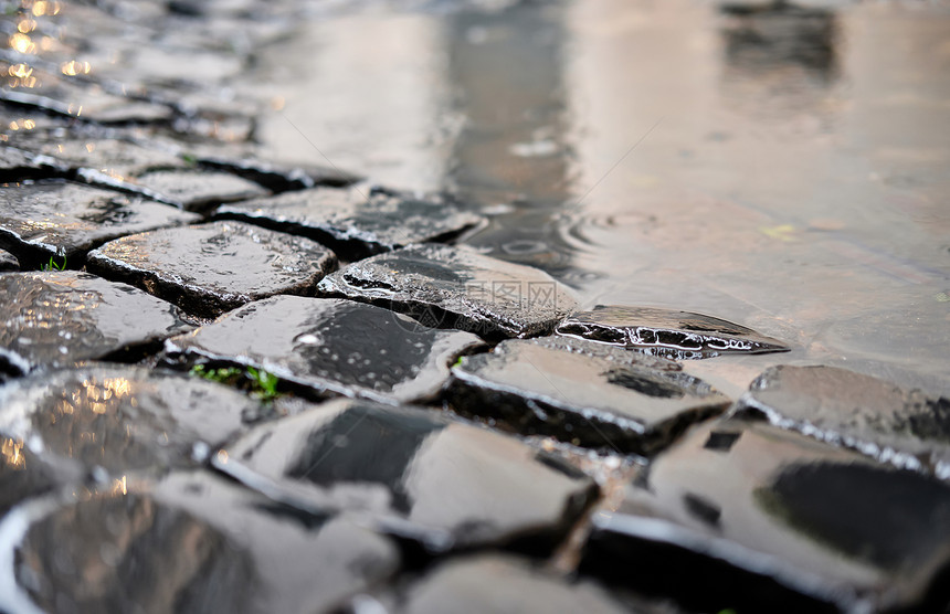 鹅卵石砖铺意大利罗马湿街图片