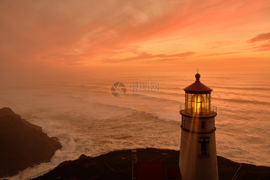 海塞塔头灯塔日落,太平洋海岸,建于12,俄勒冈州,美国图片