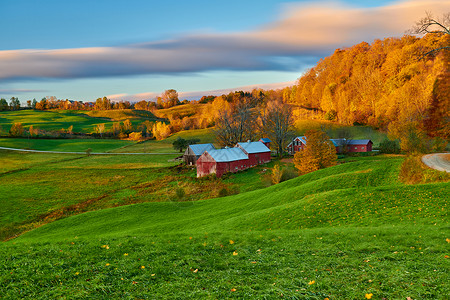 詹尼农场与谷仓阳光明媚的秋季上午佛蒙特,美国背景