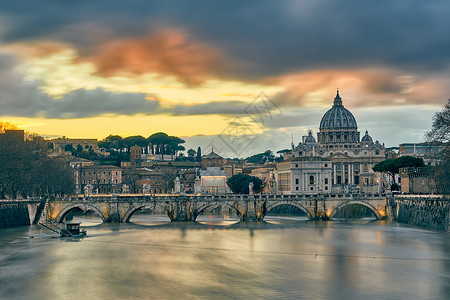 彼德大教堂提伯河,傍晚高水,日落的天空充满戏剧彼得巴西利卡梵蒂冈,安杰洛桥罗马,意大利背景图片
