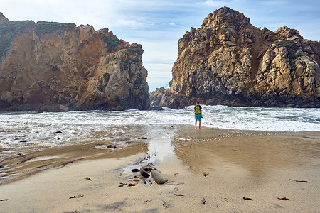 美国加州大苏尔pfeifer海滩的男人图片