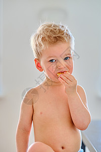 两岁的男孩吃橘子水果图片