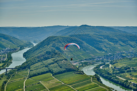布雷姆斯滑翔伞莫塞尔河弯曲附近的布雷姆镇,德国山坡上葡萄园,河流环路沿河道路莫塞尔的迎合背景