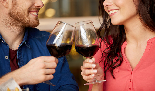 庆祝,节日人们的幸福的夫妇餐厅喝红酒幸福的夫妇餐馆喝红酒图片