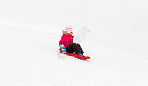 童,雪橇季节快乐的小女孩滑下雪橇户外冬天快乐的小女孩冬天乘雪橇滑下来图片