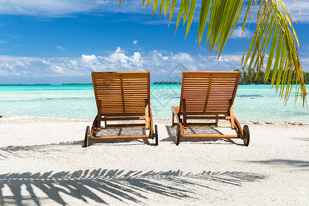 凉台与躺椅旅行,海景自然热带海滩与棕榈树两个太阳床法属波利尼西亚热带海滩,棕榈树日光浴背景