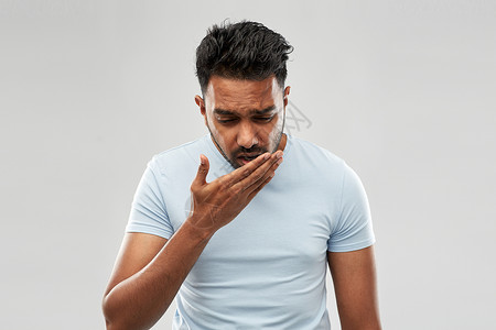 健康问题人们的健康的印度男人灰色背景下咳嗽健康的印度男人咳嗽图片