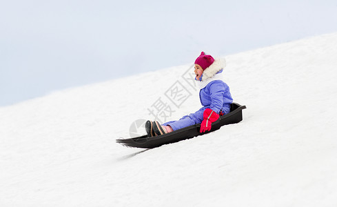 童,雪橇季节快乐的小女孩滑下雪橇户外冬天快乐的小女孩冬天乘雪橇滑下来图片