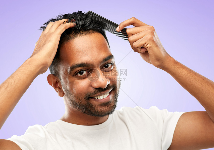 美容,发型人的微笑的轻印度男子刷头发与梳子紫外线背景快乐的印度男人用梳子刷头发图片