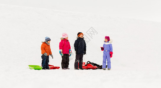 童,雪橇季节群快乐的孩子冬天带着雪橇快乐的小孩子冬天带着雪橇图片