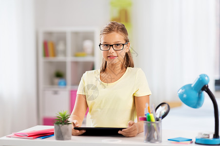 教育,技术学理念学生女孩与平板电脑家庭作业学生女孩用平板电脑作业图片
