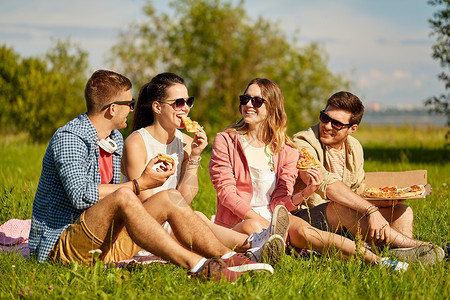 令人垂诞披萨友谊休闲食物群微笑的朋友夏季公园野餐时吃比萨饼朋友们夏天公园野餐时吃比萨饼背景