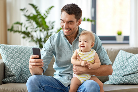 家庭父亲技术父亲小女儿家里用智能手机父亲带着小女儿家用智能手机图片