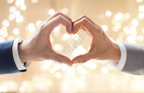 骄傲,,爱的亲密的男夫妇节日的灯光背景下交心亲密的男夫妇手心图片