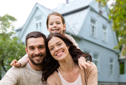 家庭,房地产住宿幸福的母亲,父亲小女儿的房子背景家庭背景幸福图片