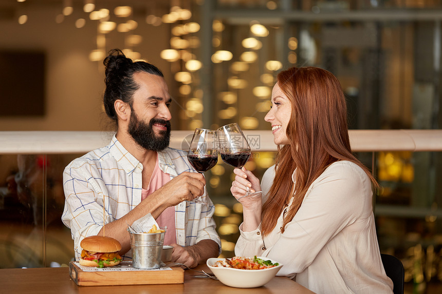 庆祝,休闲假日快乐的轻夫妇餐厅吃碰杯红酒夫妇餐馆吃喝红酒图片