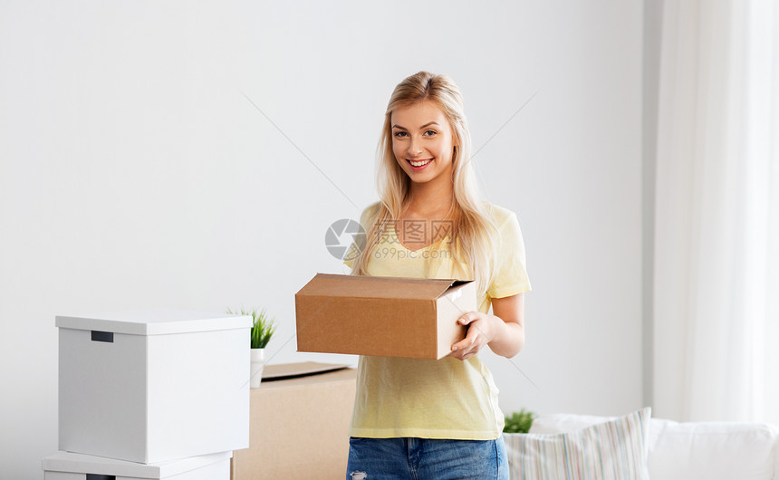 感动,人房地产的快乐的女人新的家盒子带着箱子搬新家的快乐女人图片