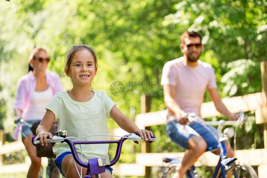 家庭,休闲人的快乐的母亲,父亲小女儿骑自行车夏季公园快乐的家庭夏季公园骑自行车图片