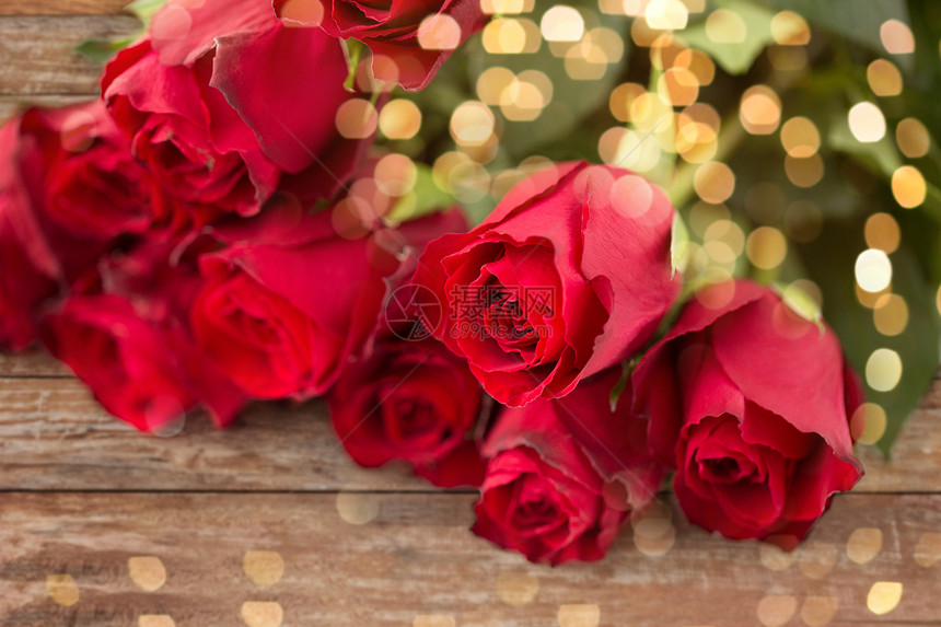 鲜花,情人节节日的红玫瑰节日的灯光把红玫瑰节日的灯光上图片