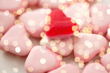 情人节,糖果糖果的红色粉红色心形糖果超过节日灯红色粉红色心形糖果图片