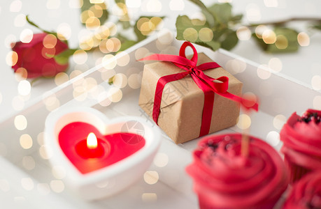 情人节糖果礼品盒,纸杯蛋糕心形燃烧蜡烛托盘上的节日灯情人节的礼品盒糖果图片