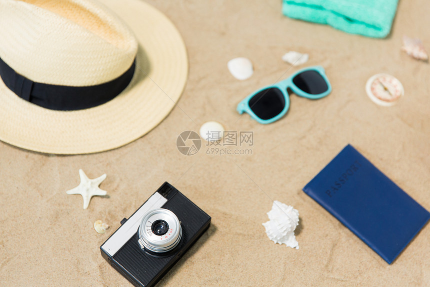 度假,旅游旅游老式相机,护照,帽子太阳镜海滩沙滩海滩沙滩上的相机护照太阳镜帽子图片