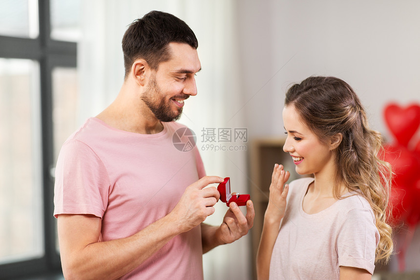 爱,夫妇,求婚人的快乐的男人小红盒子里给家里的女人钻石订婚戒指男人情人节给女人订婚戒指图片