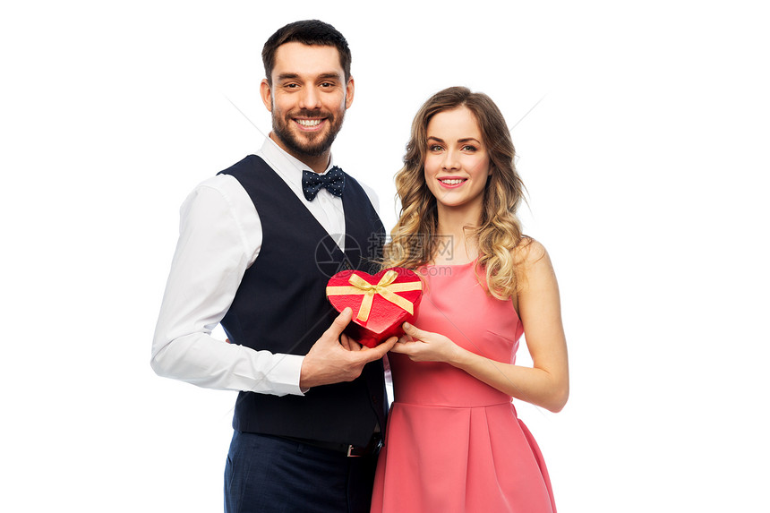 情人节人们的幸福的夫妇与主旨盒的形状的心情人节礼物的幸福夫妇图片