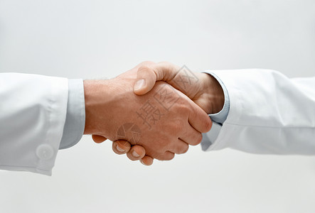 医疗保健职业人医学密切两名男医生握手两名男医生握手背景图片