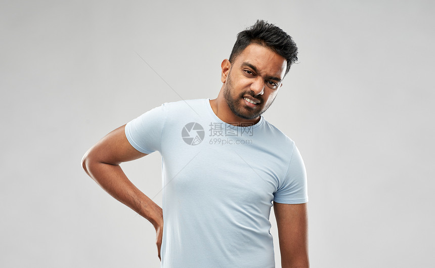 健康问题人们的幸的印度男子遭受痛苦的背部灰色背景印度男人背痛图片