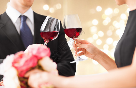 庆祝,饮料酒精夫妇的手碰红酒杯夫妇的手碰红酒杯图片