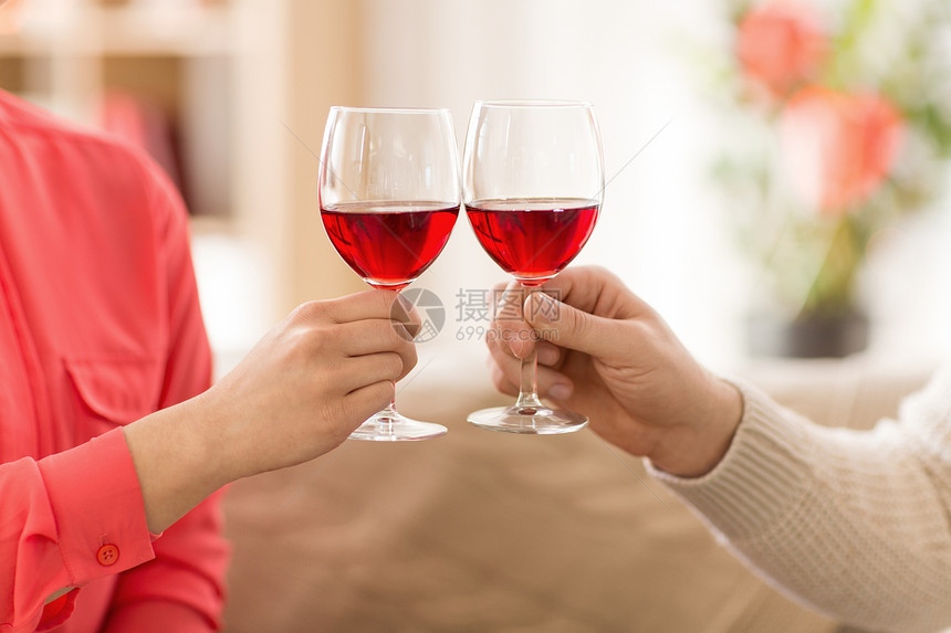 庆祝,饮料酒精夫妇的手碰红酒杯戴着红酒杯的夫妇的手品尝图片