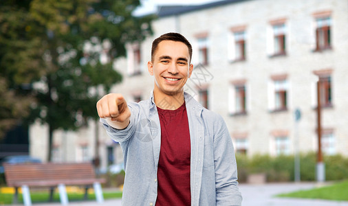 教育,高中人的男人指着你的校园建筑背景男人校园背景上指着你图片