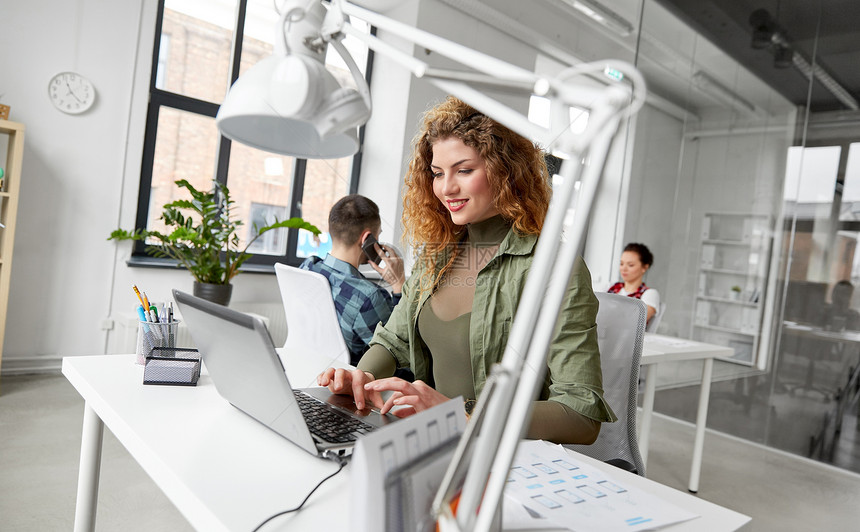 商业,技术人的创造的女人与笔记本电脑工作的用户界办公室创造力的女人带着笔记本电脑办公室工作图片
