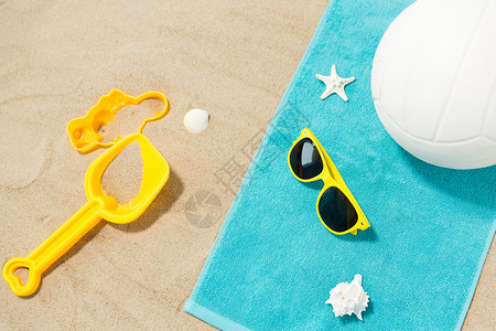 太阳镜沙滩球假期,旅游暑假的黄色太阳镜,沙子玩具,贝壳沙滩巾排球太阳镜,沙滩玩具沙滩毛巾上的球背景