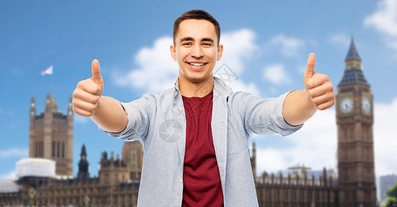 手势人的快乐的轻人伦敦背景上竖大拇指快乐的轻人伦敦竖大拇指图片