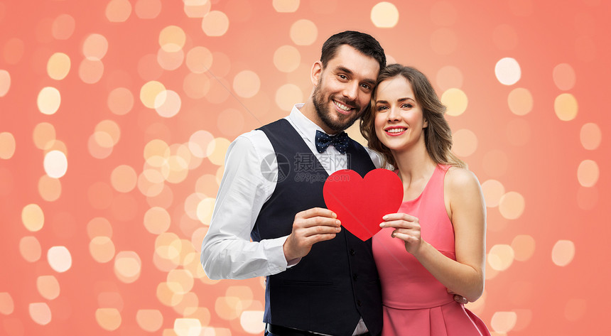 情人节,爱人的幸福的夫妇穿着派服装,红色的心生活的珊瑚背景节日灯情人节快乐的红心夫妇图片