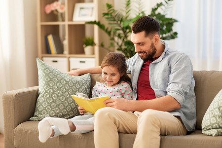 家庭休闲人的快乐的父亲女儿家看书快乐的父亲女儿家看书图片