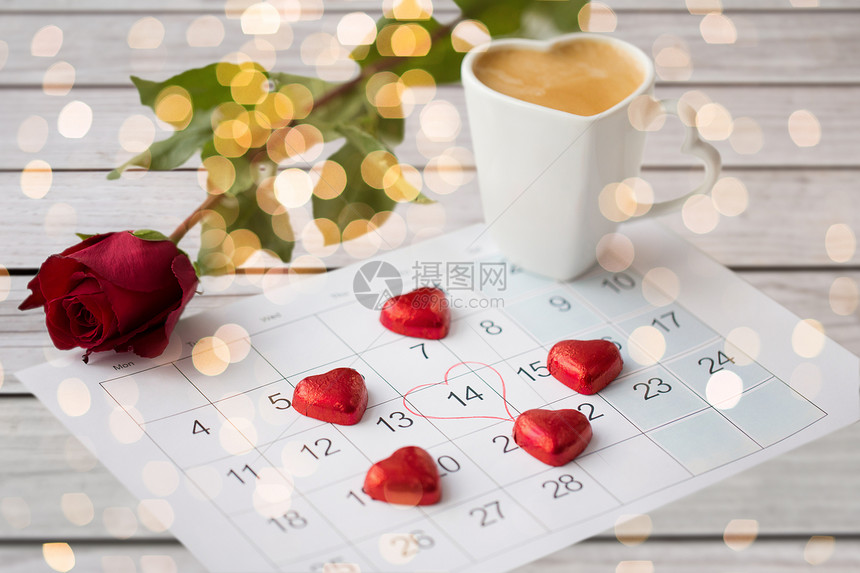 情人节假日日历表与2月14日的日期,心形巧克力糖果,咖啡杯红色玫瑰节日的灯光背景合上日历,心,咖啡红玫瑰图片