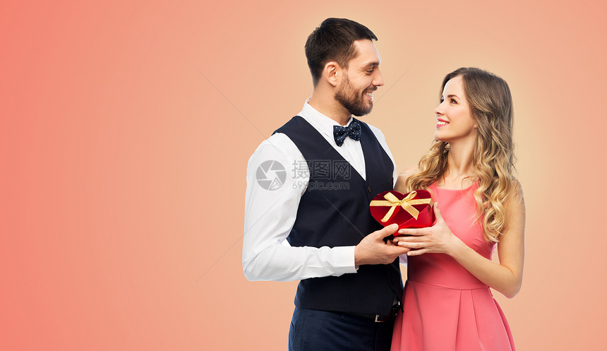 情人节人们的幸福的夫妇与主旨盒的形状,生活的珊瑚背景情人节礼物的幸福夫妇图片