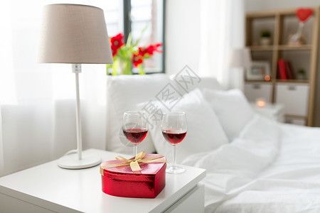 情人节,爱浪漫的心形礼品盒两杯红酒卧室床头柜家里家里卧室里礼物两杯酒图片