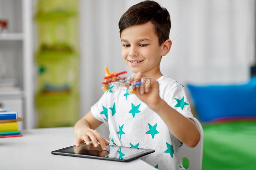 童,想象力技术快乐的板电脑玩具飞机家里家里平板电脑玩具飞机的男孩图片